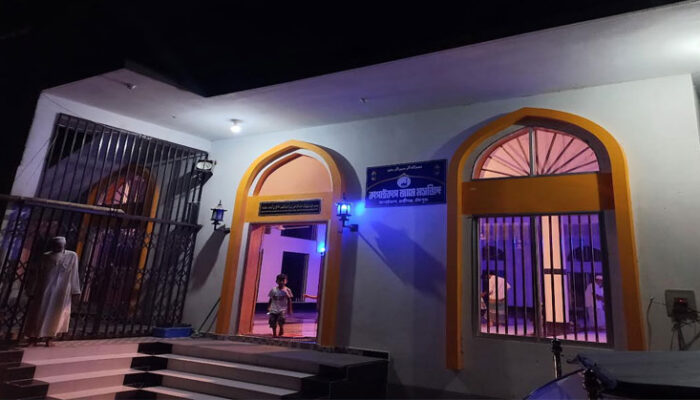 হাজীগঞ্জের কাপাইকাপ জামে মসজিদে দুই ইমাম নিয়ে রশি টানাটানি