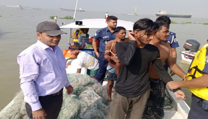 মতলব উত্তরে মা ইলিশ রক্ষায় অভিযানে ৭ জেলে আটক