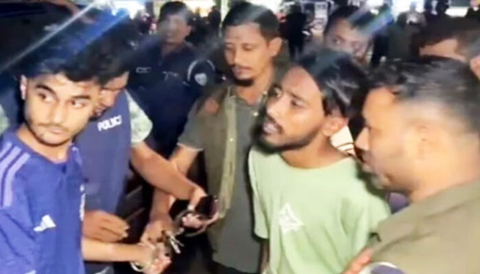 চাঁদপুরে ফের অস্ত্র নিয়ে কিশোর গ্যাংয়ের মহড়া, আটক ৮