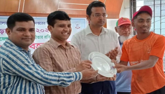 চাঁদপুরে সাঁতার প্রতিযোগিতার পুরুষ্কার বিতরন