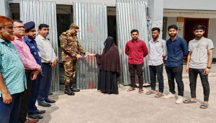 হাজীগঞ্জে সেনাবাহিনীর বন্যার্তদের মাঝে গৃহ নির্মাণ সামগ্রী ও নগদ অর্থ বিতরন