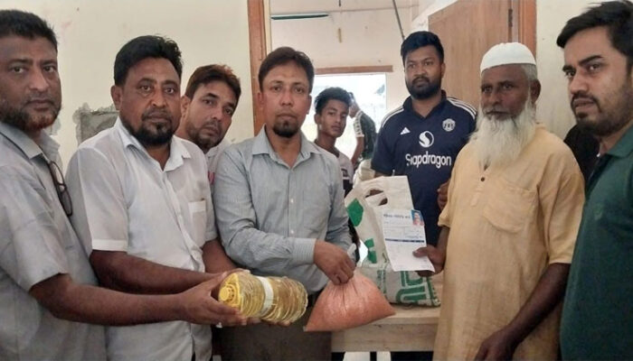 শাহমাহমুদপুরে নিম্ন আয়ের মানুষের মাঝে টিসিবির পণ্য বিতরণ