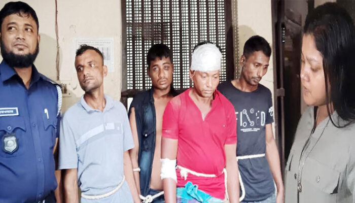 ফরিদগঞ্জে যাত্রীবাহী মাইক্রো ছিনতাই
