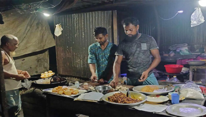 ‘আজিজের আলুপুরি’ খেতে এত ভিড় কেন?
