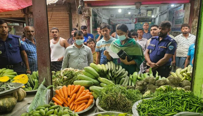 অভিযানের সময় দাম কমে, শেষে বেড়ে যায় পণ্যের দাম : ২ প্রতিষ্ঠানকে জরিমানা