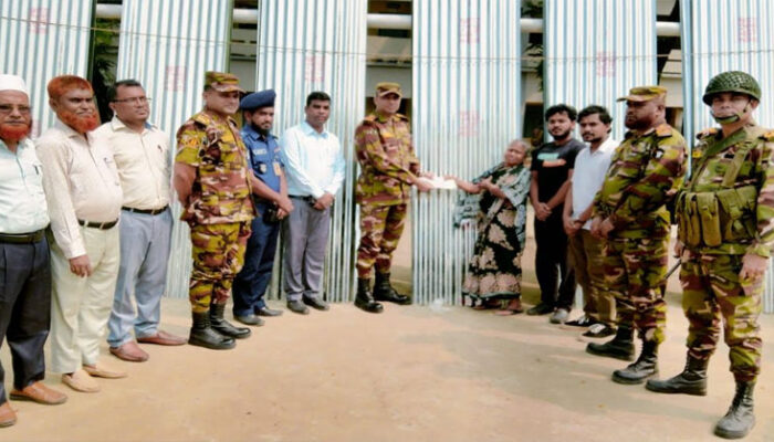 হাজীগঞ্জে বন্যার্তদের মাঝে সেনাবাহিনীর গৃহ নির্মাণ সামগ্রী ও নগদ অর্থ  বিতরণ