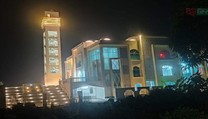 হাজীগঞ্জে দৃষ্টিনন্দন মডেল মসজিদ ও ইসলামিক সাংস্কৃতিক কেন্দ্রের উদ্বোধন