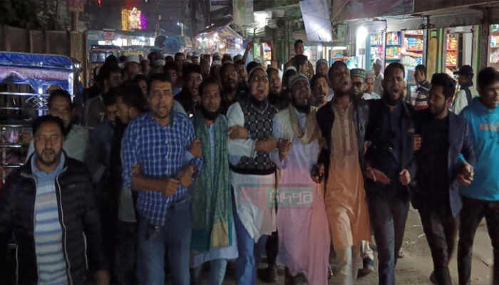 ইসকন নিষিদ্ধ ও আইনজীবী নিহতের ঘটনার বিচারের দাবীতে ফরিদগঞ্জে বিক্ষোভ