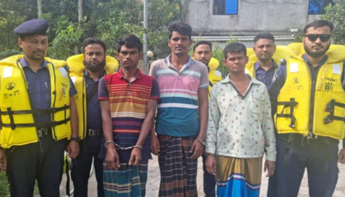 মেঘনা নদীতে নৌযানে চাঁদাবাজির সময় গ্রেপ্তার ৩
