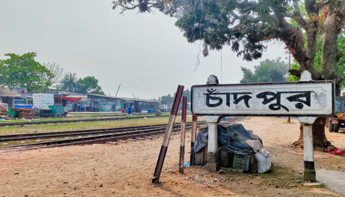 চাঁদপুরে খুঁটির সঙ্গে মোটরসাইকেলের ধাক্কা, নিহত ১