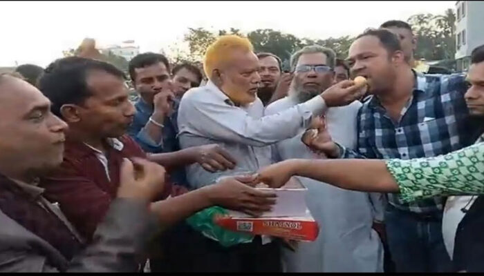 তারেক রহমানের খালাসে ছেংগারচর মিষ্টি বিতরণ ও আনন্দ মিছিল 