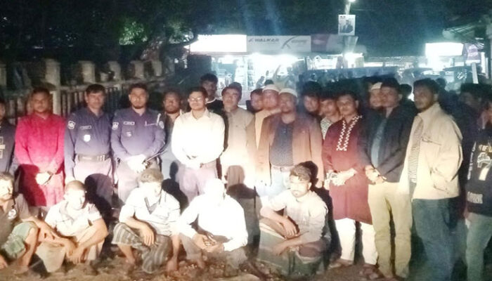কচুয়ায় সড়কের পাশে গড়ে উঠা অবৈধ দোকানপাট উচ্ছেদ