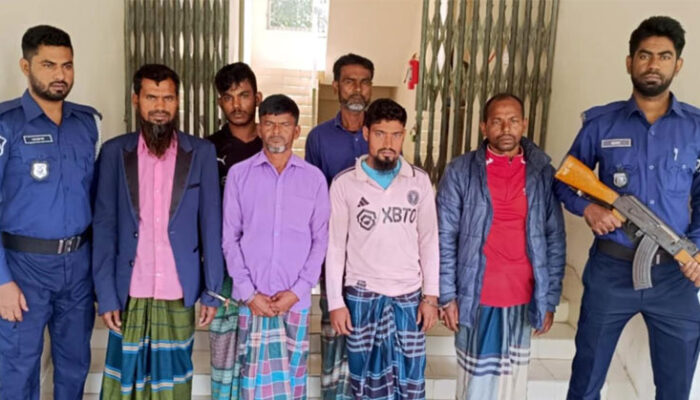 কারেন্ট জাল দিয়ে মাছ ধরায় মতলব উত্তরে ৬ জেলে আটক