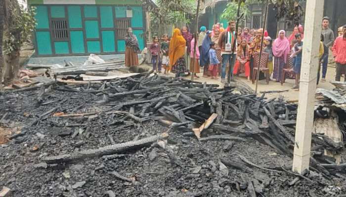 কচুয়ায় ভয়াবহ অগ্নিকান্ডে ৩টি বসতঘর পুড়ে ছাই
