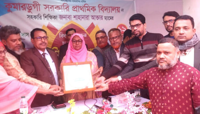 চাঁদপুরে স্কুল শিক্ষিকার রাজকীয় বিদায় : কাঁদলেন ও কাঁদালেন