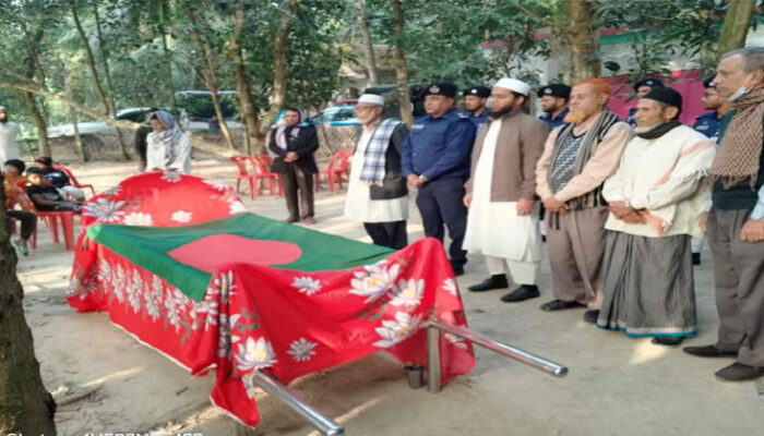 মতলব দক্ষিণে বীর মুক্তিযোদ্ধা বজলুর রশিদ মজুমদারকে রাষ্ট্রীয় মর্যাদায় দাফন