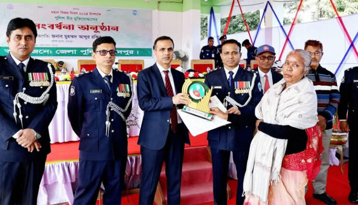 চাঁদপুরে মহান বিজয় দিবস উপলক্ষে পুলিশ বীর মুক্তিযোদ্ধাদের সংবর্ধনা