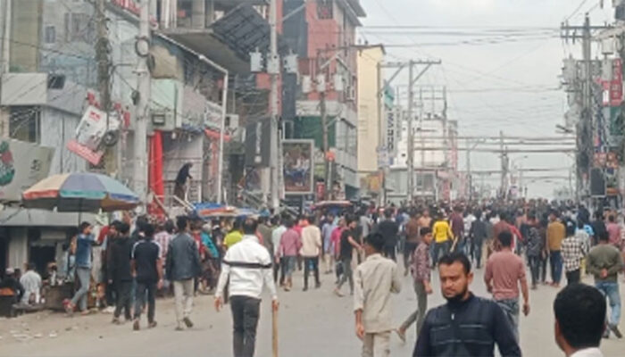 হাজীগঞ্জে বিএনপির একাংশ ও ছাত্রদলের সংঘর্ষে পথচারীসহ আহত ৫০
