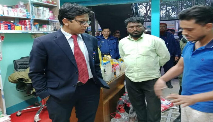 টিসিবির তেলের লেবেল পরিবর্তন করায় শাহরাস্তিতে ডিলারকে ৬ মাসের কারাদন্ড