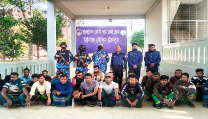 বালু উত্তোলনকালে বাল্কহেড, ড্রেজারসহ ৩৮ জনকে আটক করেছে কোস্ট গার্ড