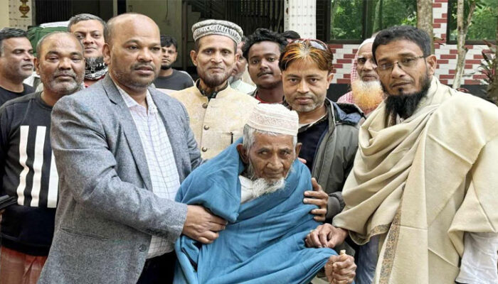 মতলব উত্তরে তারেক রহমানের নির্দেশে শীতবস্ত্র বিতরণ