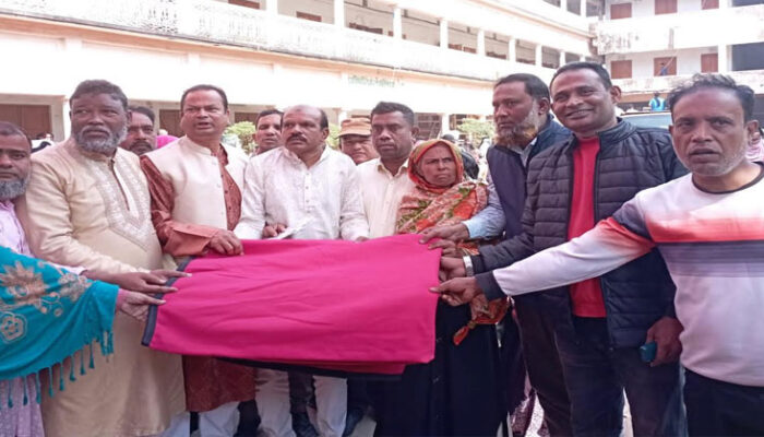 ফরিদগঞ্জে এম এ হান্নান জনকল্যাণ ট্রাস্টের কম্বল বিতরণ