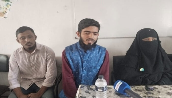নারী কেলেংকারীতে জড়িত শিক্ষকের অপসারণের দাবিতে সংবাদ সম্মেলন