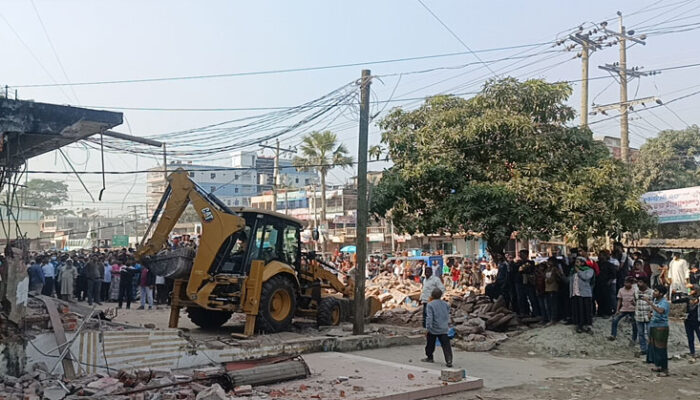 শাহরাস্তিতে সড়কের দু’পাশে ৫শ’ অবৈধ স্থাপনা উচ্ছেদ