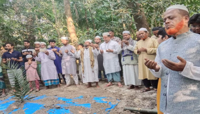 শাহরাস্তি দুর্নীতি প্রতিরোধ কমিটির সভাপতি মনিরুজ্জামানের মা চিরনিদ্রায় শায়িত