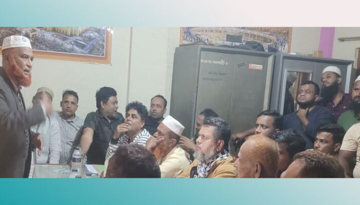 সড়কে অবৈধ স্থাপনা উচ্ছ্বেদ করতে সাচার বাজার ব্যবসায়ীদের সাথে মতবিনিময়