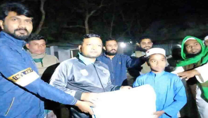 গভীর রাতে মাদ্রাসা শিক্ষার্থীদের পাশে কম্বল নিয়ে ইউএনও হেলাল চৌধুরী