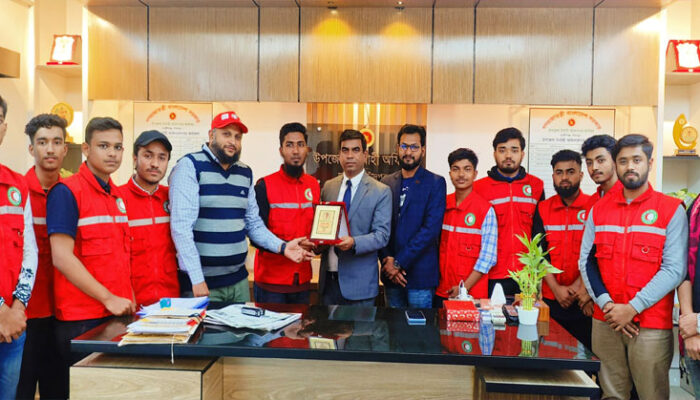 হাজীগঞ্জ ইউএনও কে বিদায় সংবর্ধনা দিয়েছে রেড ক্রিসেন্ট