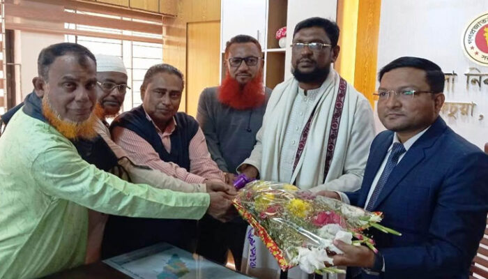কচুয়ার ইউএনওকে শুভেচ্ছা জানিয়েছেন বিআরডিবি সভাপতি বিল্লাল