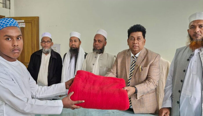 শাহতলী কামিল মাদরাসার লিল্লাহ বোডিংয়ের ছাত্রদের মাঝে কম্বল বিতরণ