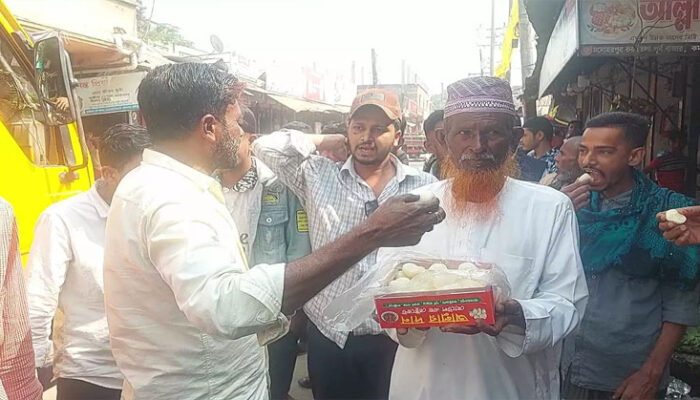 লক্ষ্মীপুরে আ.লীগ নেতা গ্রেফতারের খুশিতে মিষ্টি বিতরণ