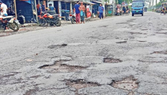 চাঁদপুর হাইমচর সড়ক সংস্কার চাই