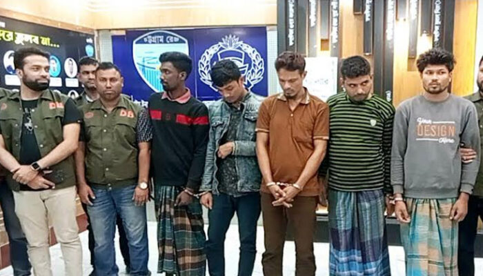 চাঁদপুরে অস্ত্র-গুলিসহ ৫ ডাকাত গ্রেফতার