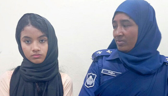 ছাত্রলীগ নেত্রীর সহযোগীকে আটক করে পুলিশে দিল শিক্ষার্থীরা