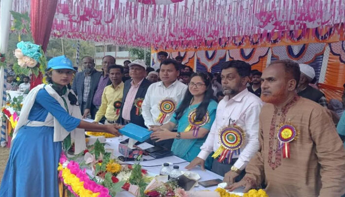 নাউরী আহম্মদীয়া উচ্চ বিদ্যালয়ে বার্ষিক ক্রীড়া ও সাংস্কৃতিক প্রতিযোগিতার পুরস্কার বিতরণ