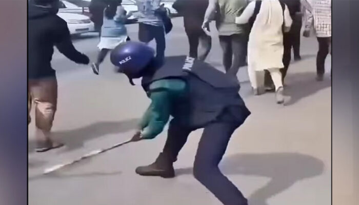 হঠাৎ প্রশংসায় ভাসছে পুলিশ !
