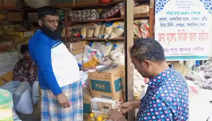 রমজান এলেই নিত্য পণ্য বিনালাভে বিক্রি করেন চাঁদপুরের শাহ আলম