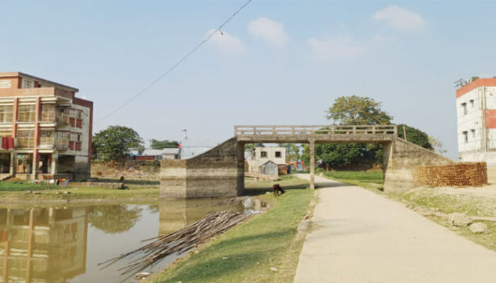 খালে নয়, সড়কের ওপরেই  ডানা কাটা সেতু