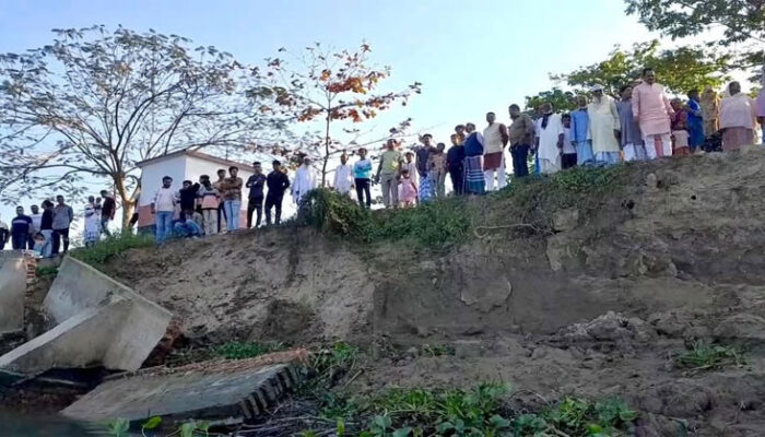 ধনাগোদার ভাঙনে ঘুম নেই মানুষের