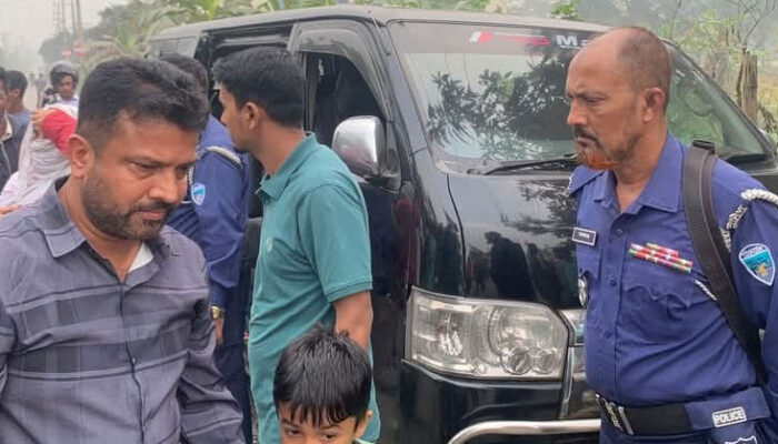 হাজীগঞ্জ-কচুয়া সড়কে ডাকাতের কবলে সর্বস্ব খোয়ালেন প্রবাসী