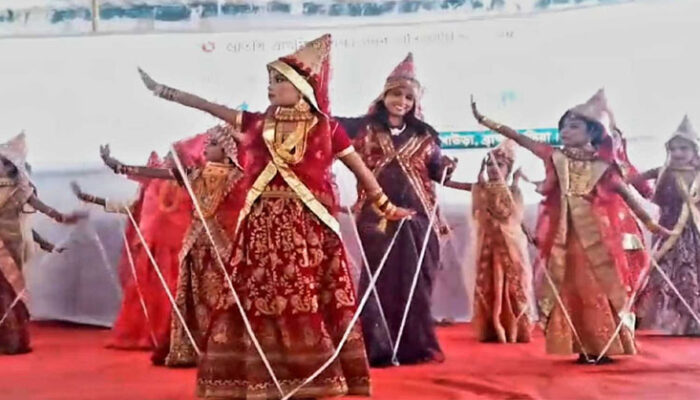 শিশুদের সঙ্গ দিতে পুতুলের আদলে নাচলেন ইউএনও!