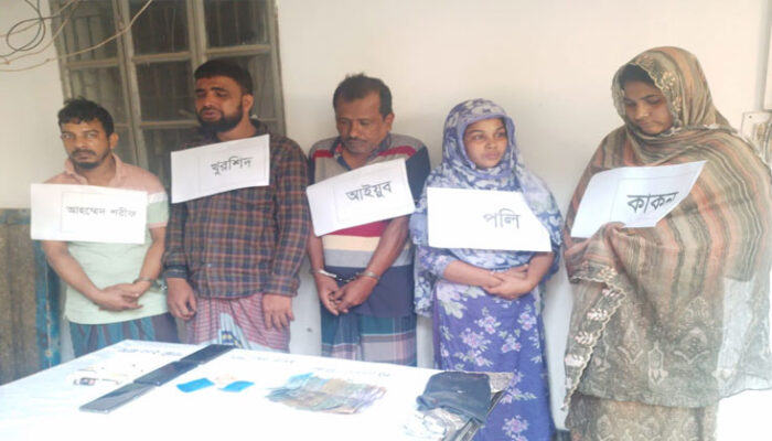 হাজীগঞ্জে সেনাবাহিনীর অভিযানে ভাই-বোনসহ ৫ মাদককারবারী আটক