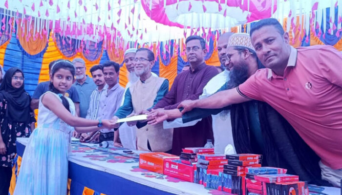 মতলব উত্তরে বৃত্তি প্রাপ্তদের মাঝে সনদ ও নগদ অর্থ বিতরণ