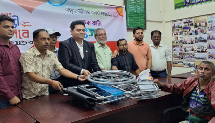 ফরিদগঞ্জে যুগান্তরের প্রতিষ্ঠা বার্ষিকীতে প্রতিবন্ধীদের মাঝে হুইলচেয়ার বিতরণ