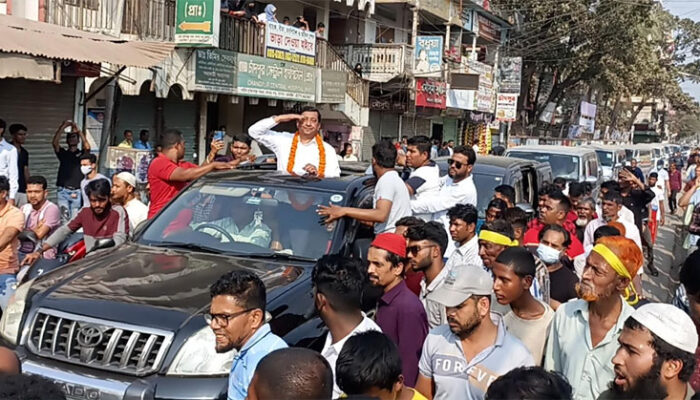 শতাধিক গাড়ি বহর নিয়ে চাঁদপুরে পথ সভা করলেন আজম খান