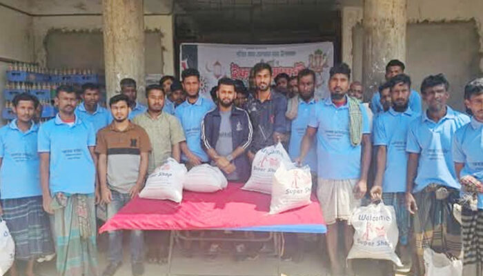 কচুয়ায় সমাজসেবক রনির অর্থায়নে অসহায় পরিবারের মাঝে ইফতার সামগ্রী বিতরণ